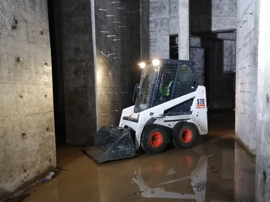 能进棚的小铲车,可以进洞的小铲车