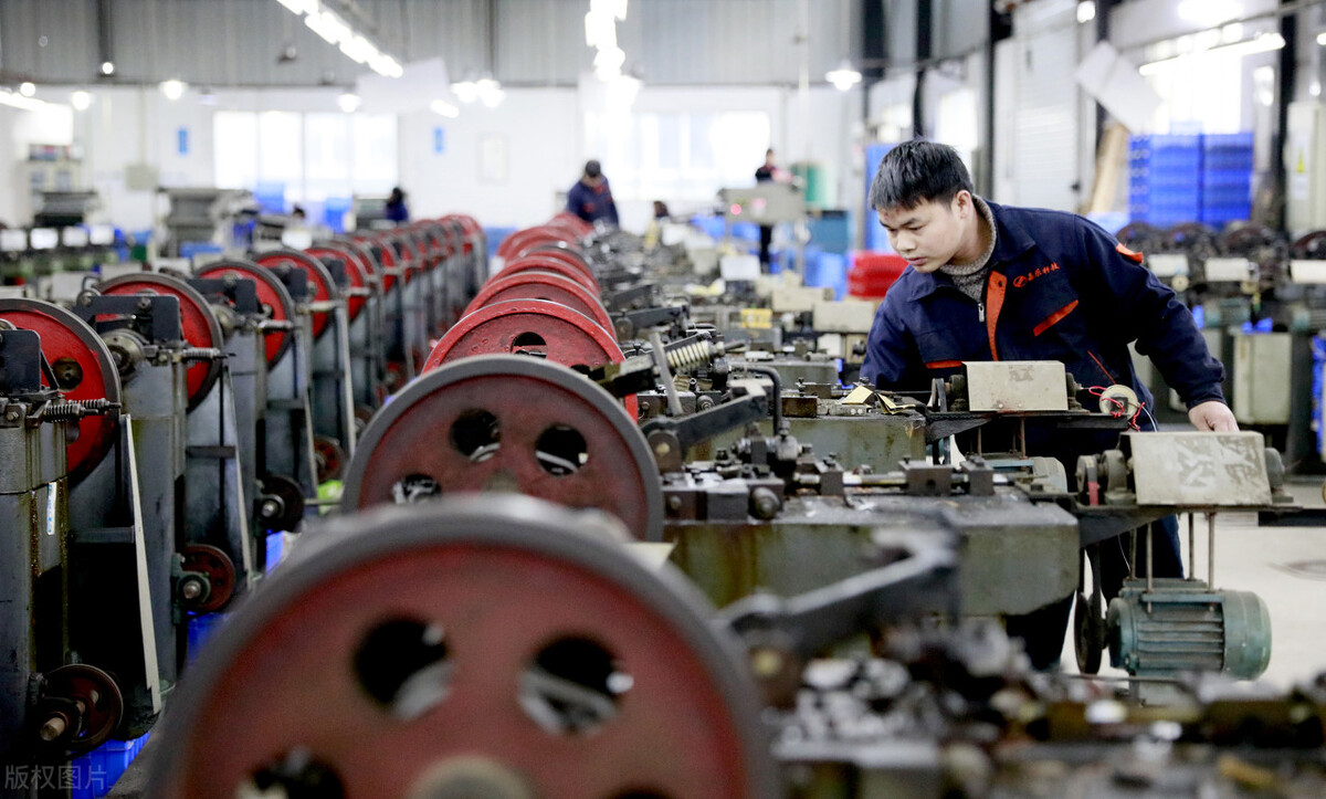 《微尘》:生命以痛吻我,还有谁在爱着我?