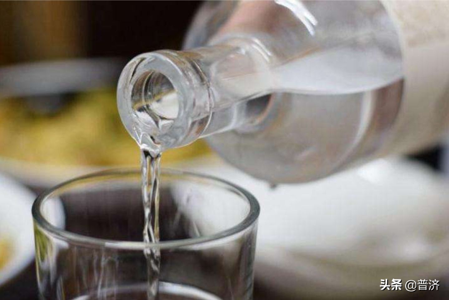 白酒怎么稀释降温,白酒降度用什么水好喝