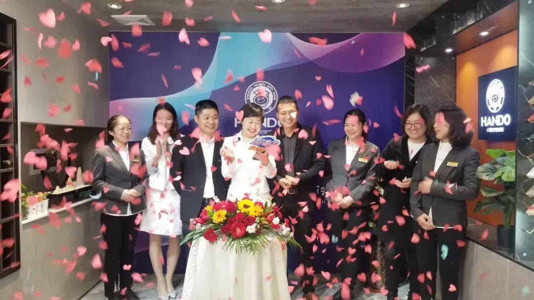 “实木智造炫彩上市”小憨豆新品直播发布会取得圆满成功