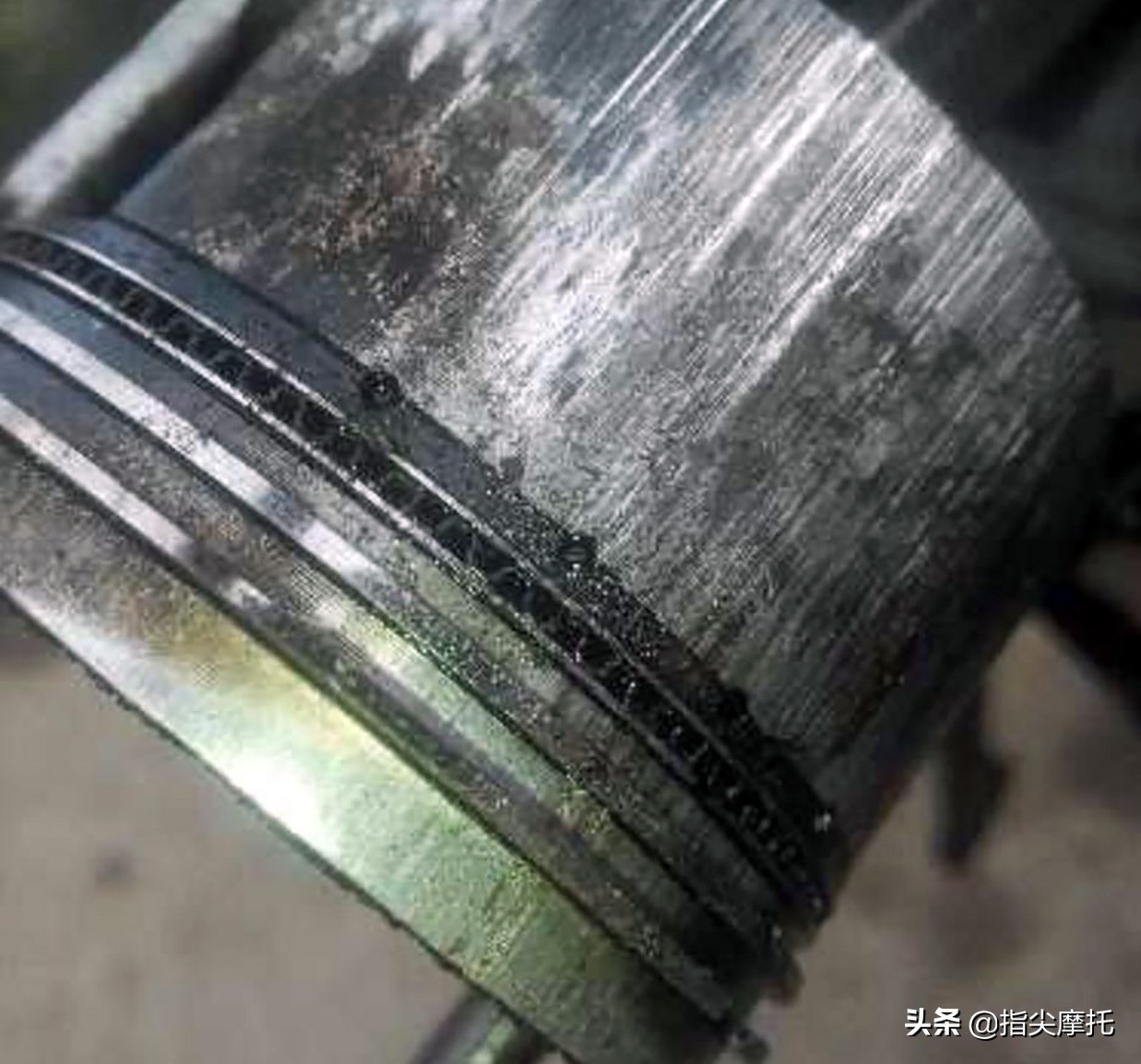 摩托车冒黑烟烧机油怎么回事呀,摩托车烧机油喷白烟解决方法