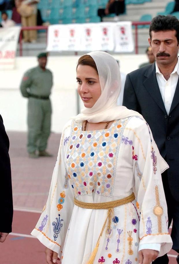 迪拜大王妃42年生12子，哈雅没她受宠，太子妃被拖11年终嫁哈曼丹