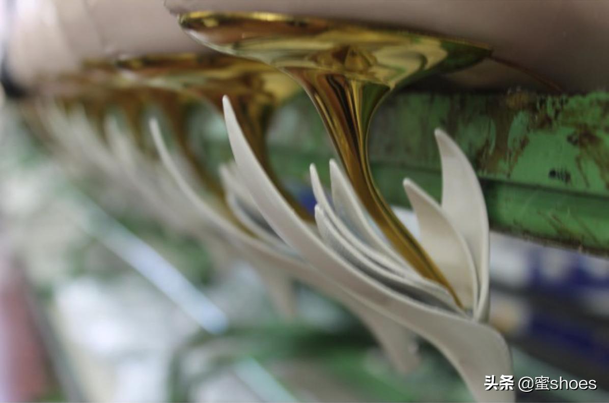 KerrieLuft花朵鞋跟的高跟鞋，让脚上开满鲜花的鞋子