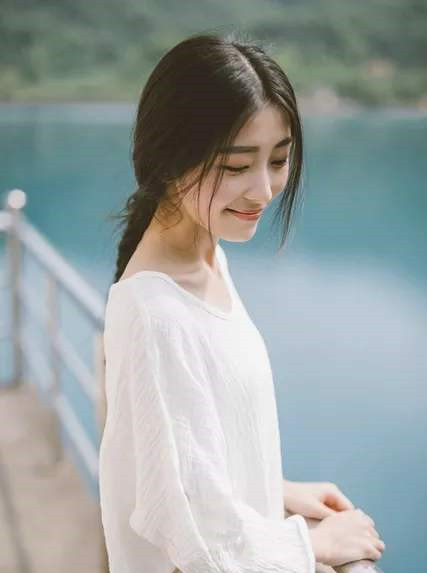 被染色的白色衣服怎样恢复成白色,白色衣服放洗衣机里染色了怎么办