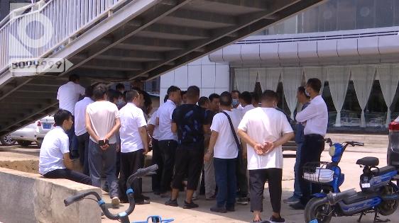 昆明一司机高速路上睡觉被撞身亡,车主一觉醒来车里7万不翼而飞