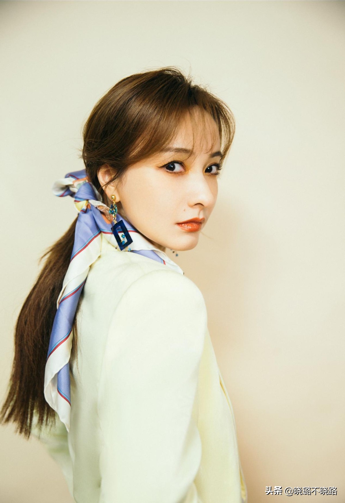 这个春天必学的气质发型,这个春天小丝巾这样搭