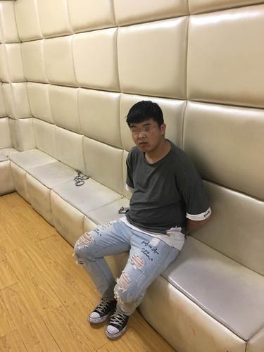 小伙骑电动车被交警抓搞笑,交警被吓到骑电动车