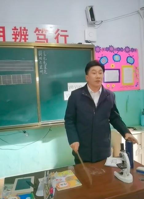 宋晓峰厨房脏成垃圾场？灶台太脏与赵本山家成对比，皮校长蹭吃喝