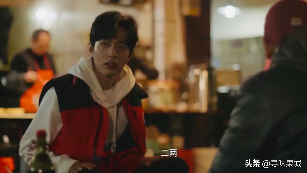 肖战重庆板凳面,肖战现身重庆一面馆吃豌杂面