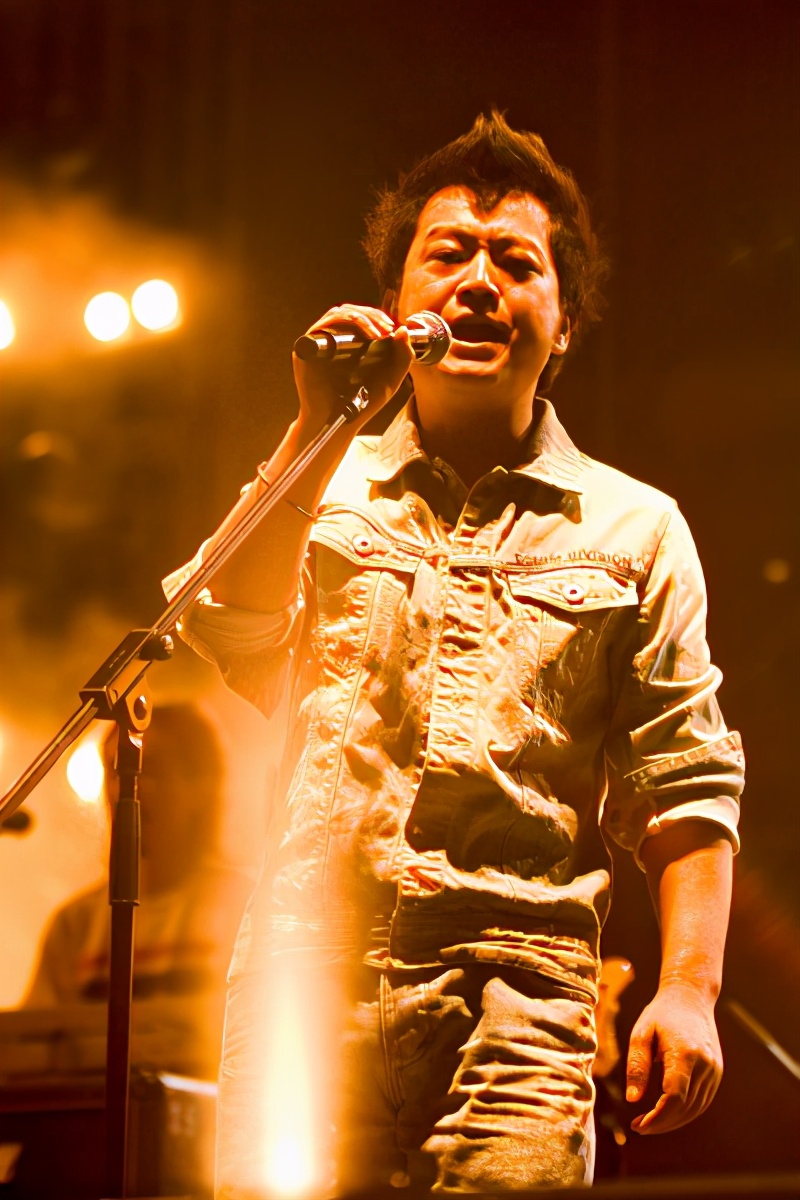 中国摇滚代表人物何勇,当初的歌手何勇现在什么情况