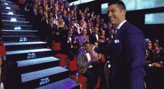 c罗在赛场亲吻乔治娜,c罗和女友乔治娜穿球衣合照图