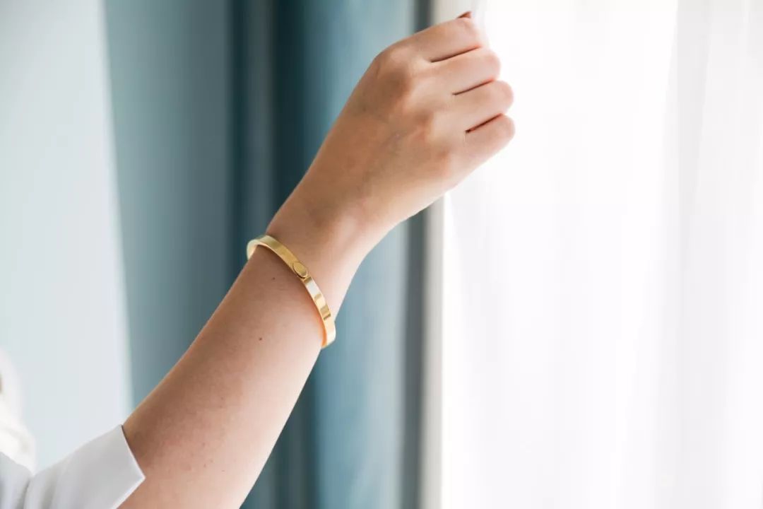 瑞典皇家配饰品牌，几百块戴出万元质感，金色手镯男女戴都好看
