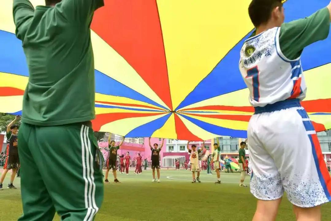 一共有207人参加体操表演,一百多人体育节开场