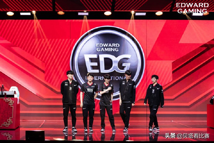 t1队员讨论faker闪现推,t1队员看faker脸色