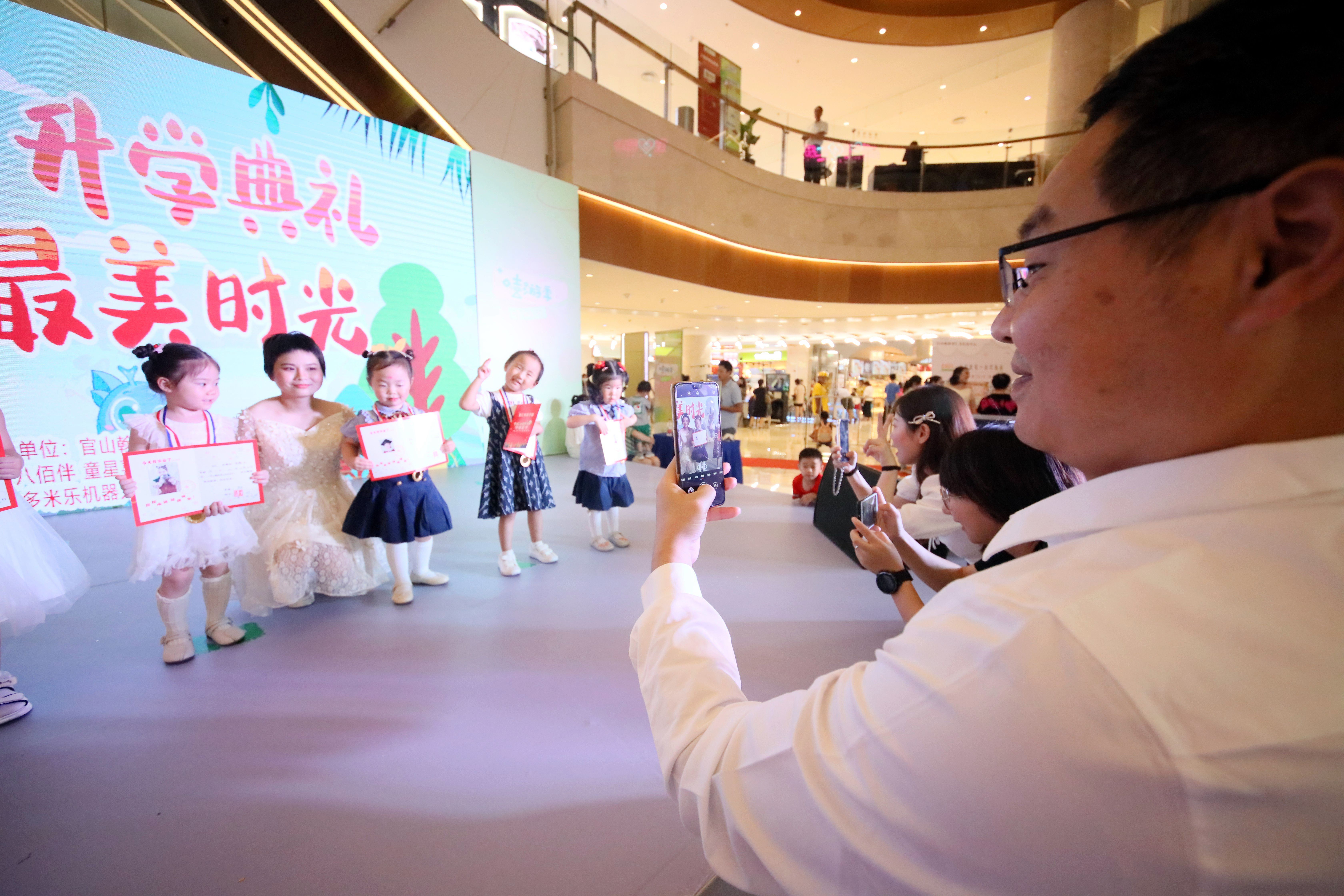 安徽芜湖:定格最美的时光!“智汇有你,多姿多彩”升学典礼举办