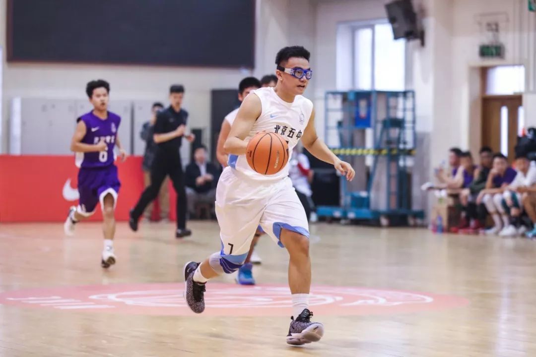 新·十六强齐亮相高中赛场惊现*力暴**隔扣丨18-19耐克高中联赛