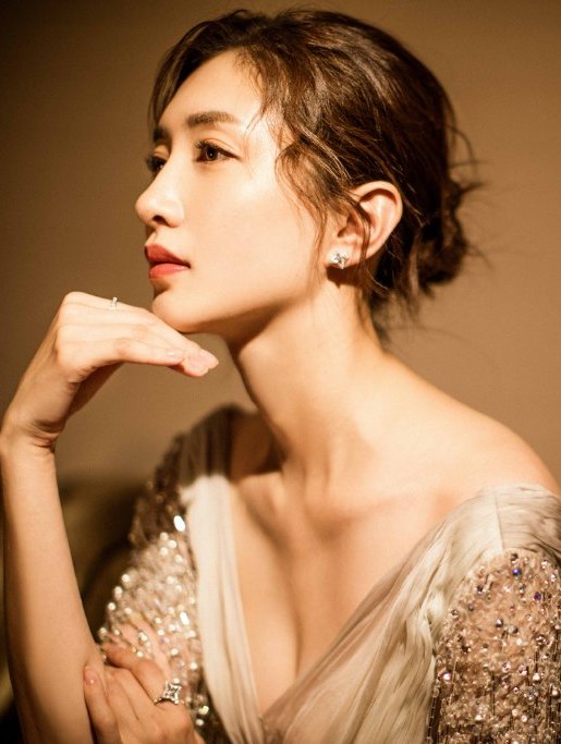 你可以没有爱情但不可以没有面包,可以没有爱情不能没有口红和香水