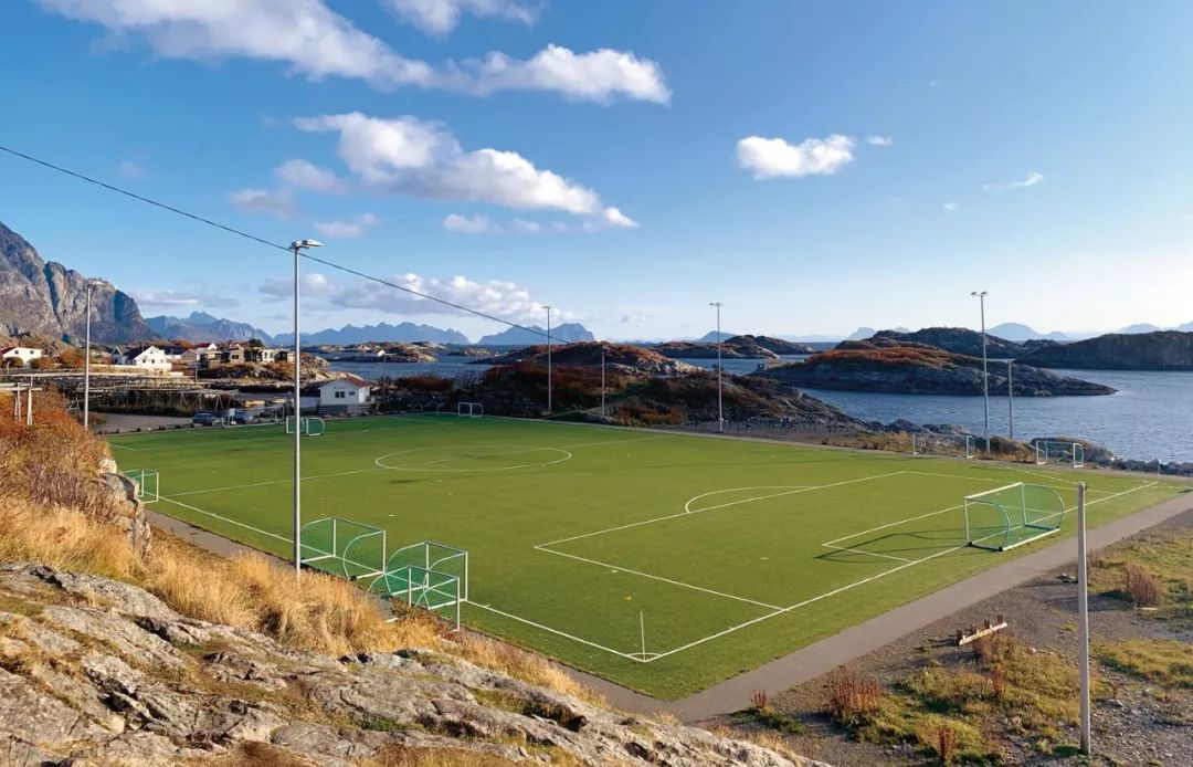 王霜在巴黎踢球的视频,王霜青岛合影