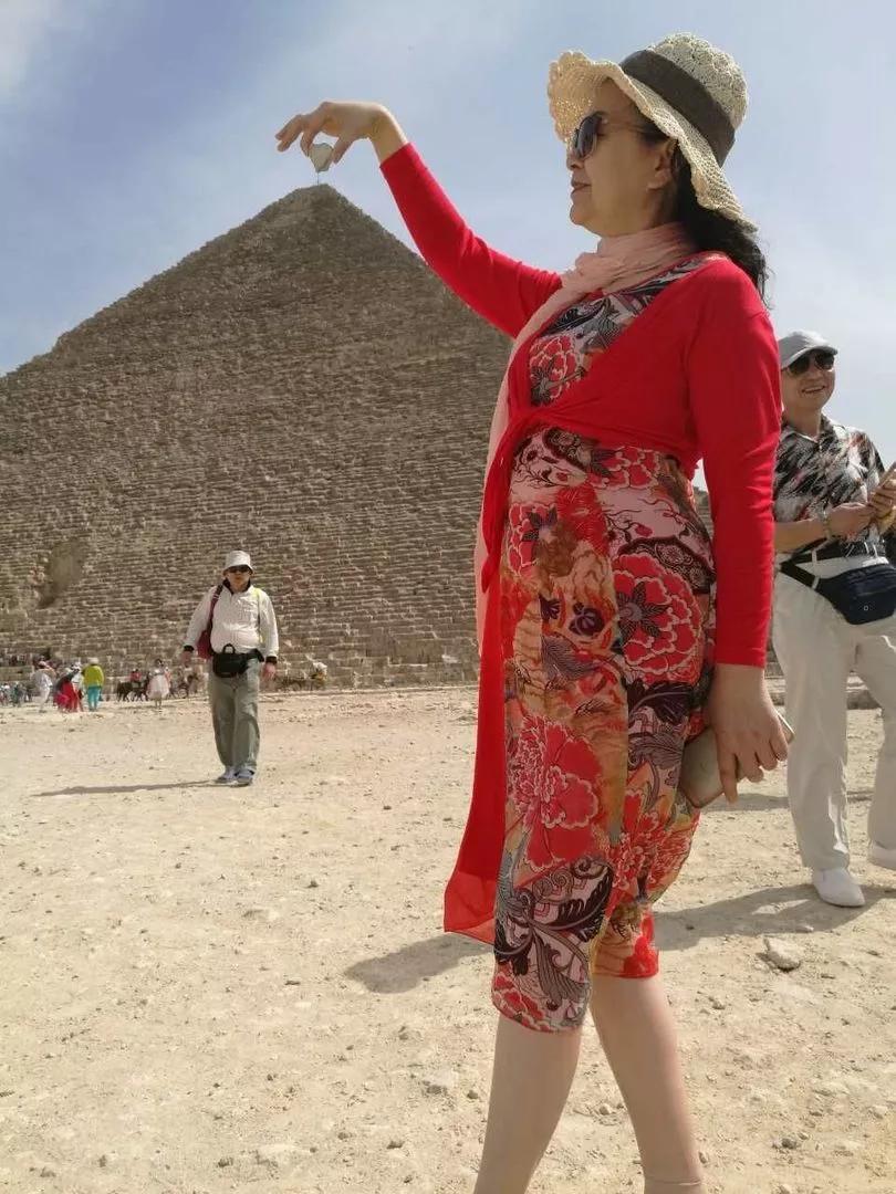 大妈旅游照专用动作,中国大妈外出旅游标准动作