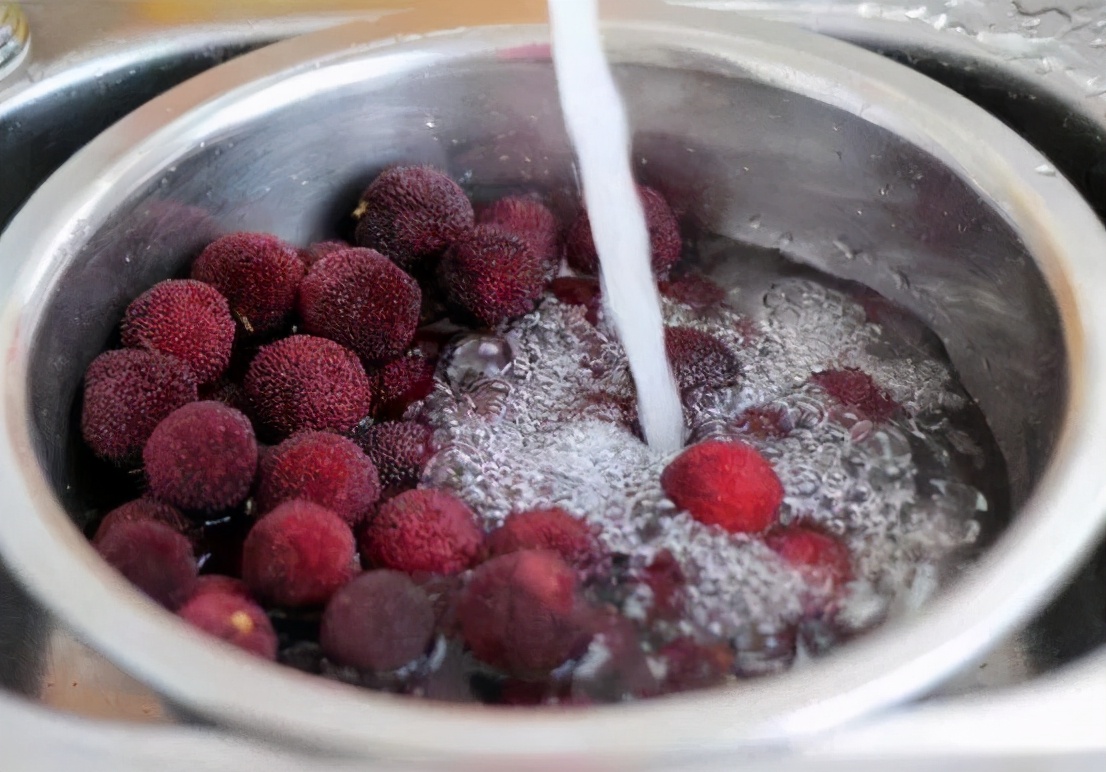 洗杨梅,用清水或者用盐水都不对,学会正确处理方法,干净放心吃