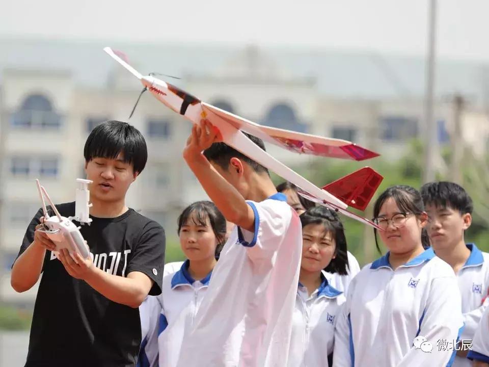 56个民族一家亲开场,民族大学56个民族快闪