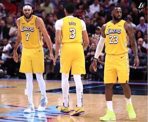 湖人3比1勇士库里最后一攻,湖人vs勇士集锦库里3加一