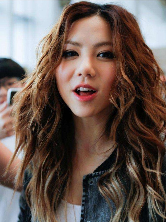 邓紫棋泳装和夏装哪个好看,邓紫棋晒泳装照引发争议