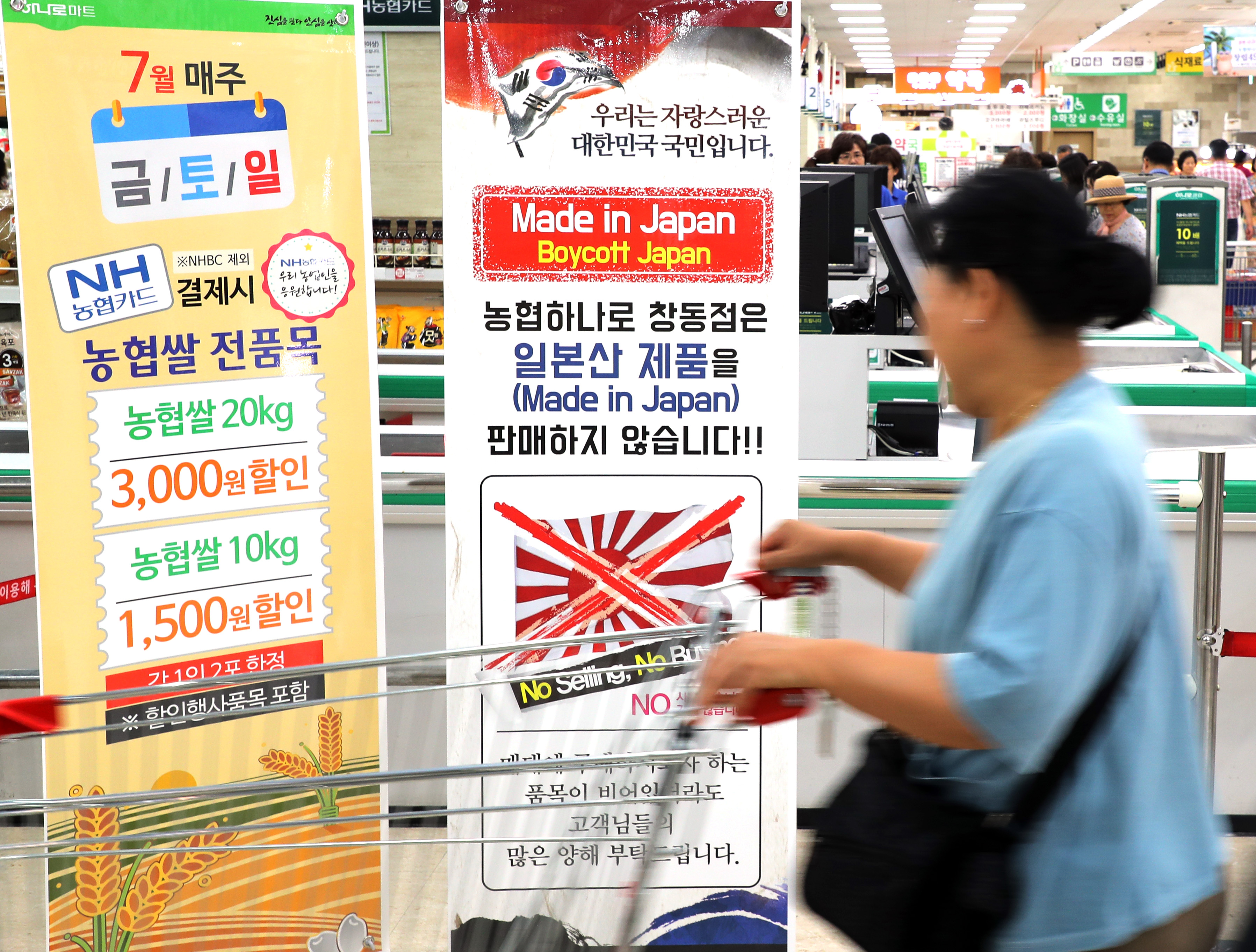 *焚自**、砸车、换大米,为了*制抵**日货,韩国人真是“拼”