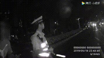 孩子凌晨高烧不退父亲冒雪送医,孩子高烧昏迷家人高速求助