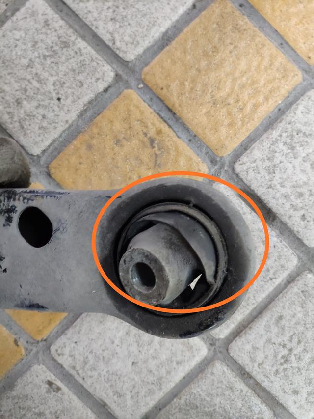 别克君威刹车时方向盘抖,君威遇到坑洼地后轮感觉跑偏