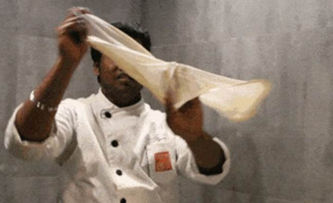 中国小伙到印度旅游花了100元,一个人穷游中国吃印度飞饼