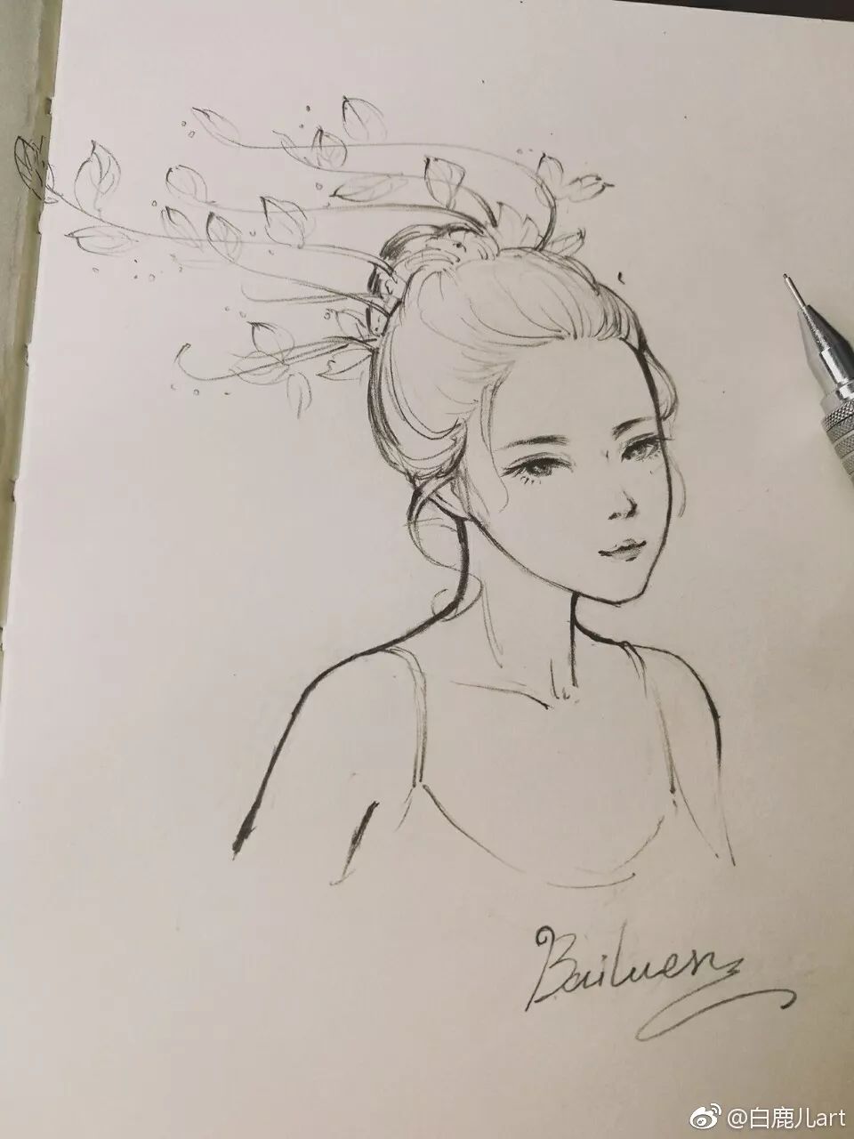 玉手青丝美女图片,一袭白衣清冷出尘的古风美人