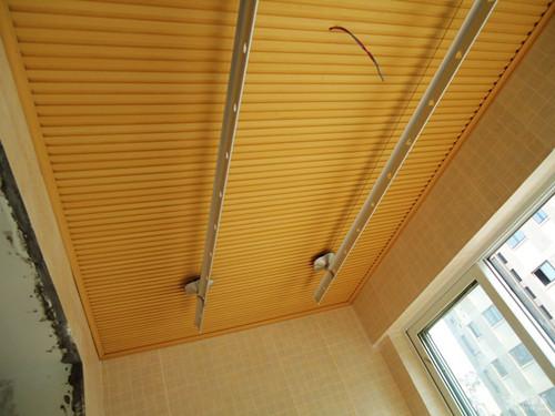 阳台晾衣架安装方法,晾衣架顶座横着安装还是竖着安装