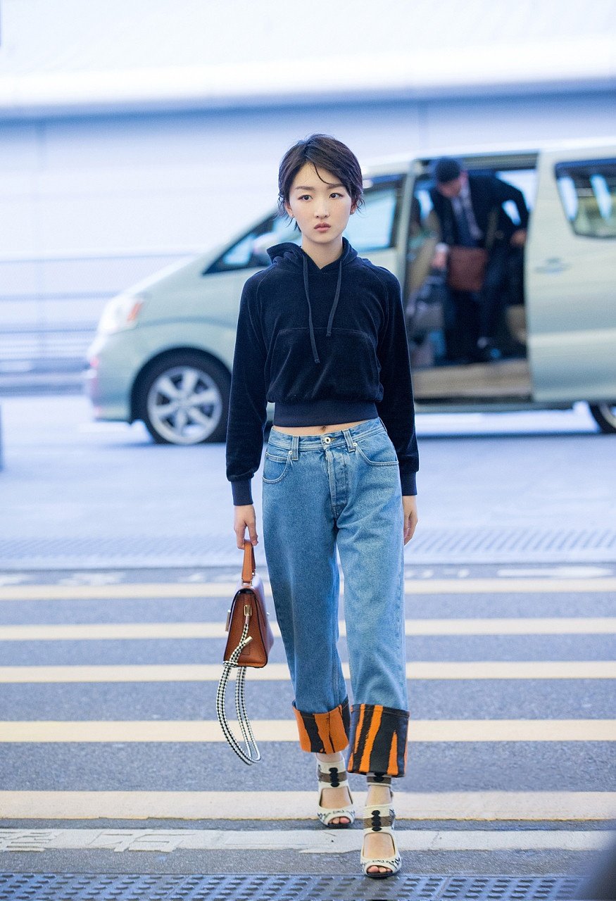 最丑谋女郎？1米6周冬雨划重点示范，“平平无奇”也能气场十足