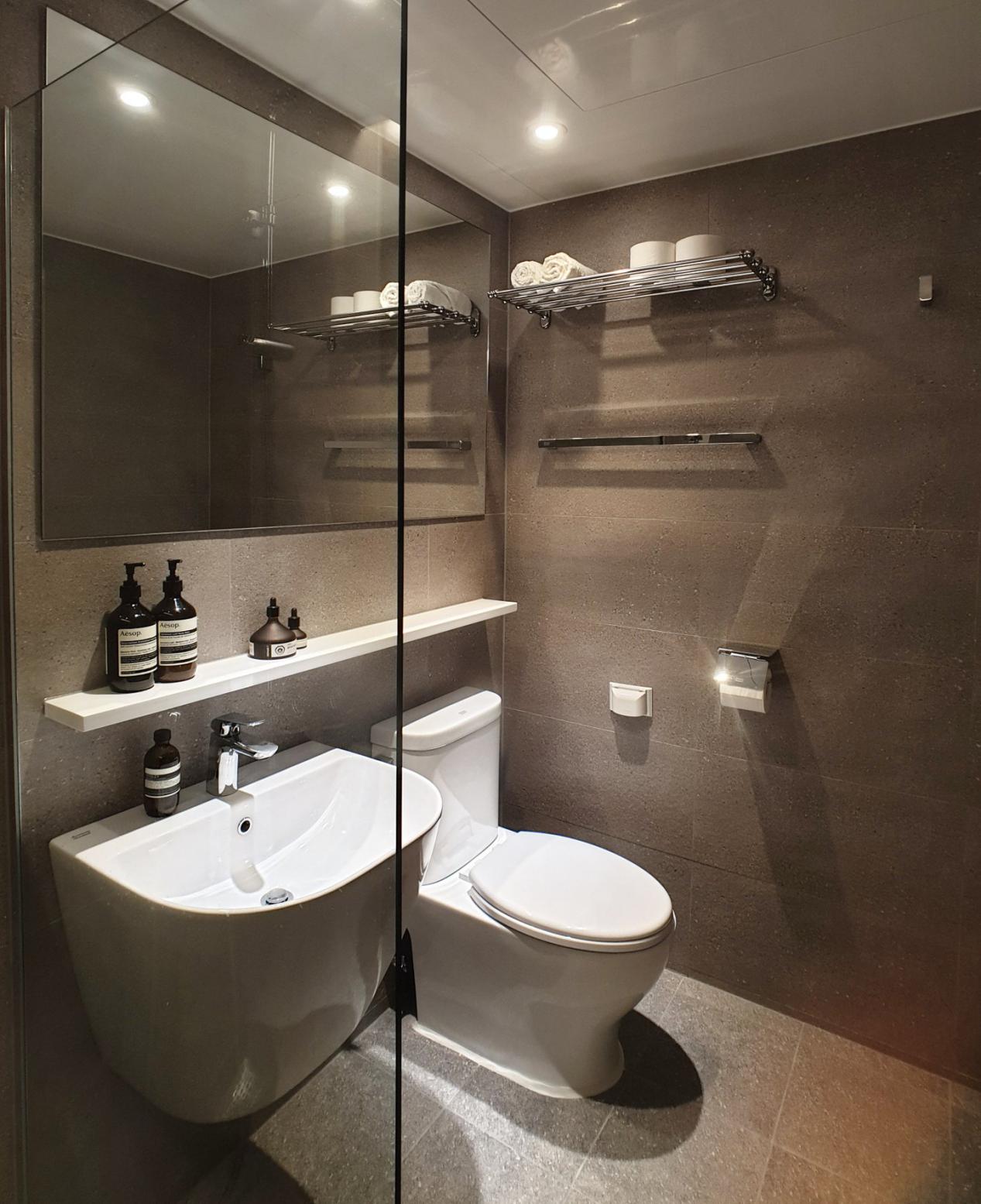 不多买,定期扔,85平米干净得太赏心悦目了,再住10年也照样清爽