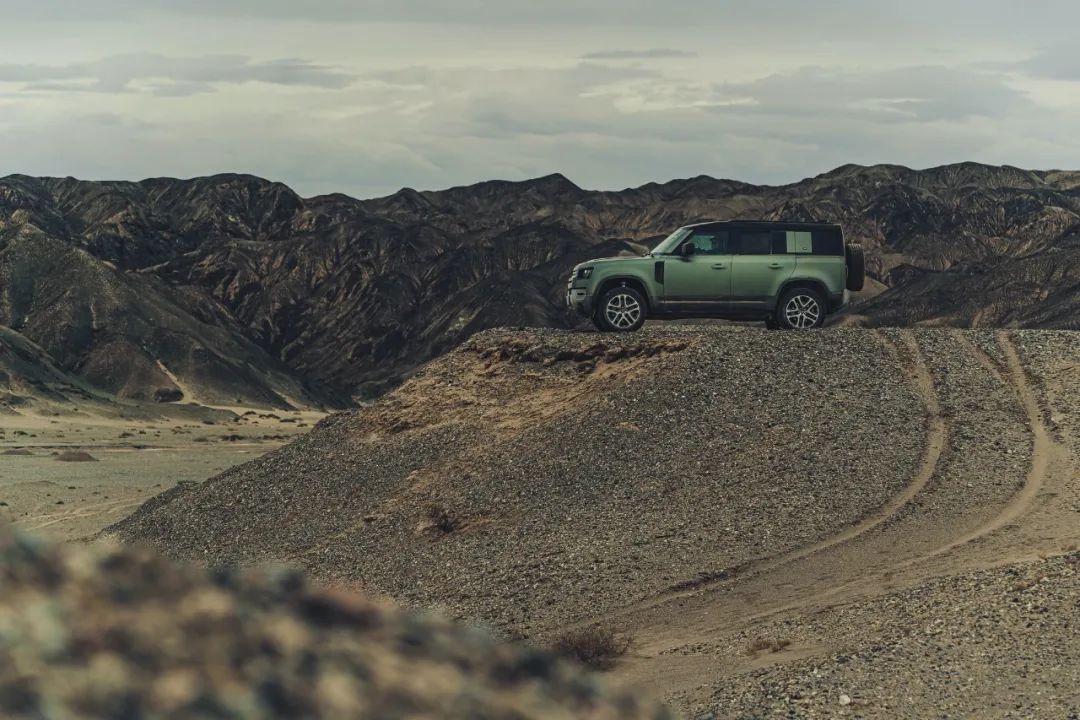 平行进口路虎卫士110版最新试驾,路虎卫士110p400e试驾