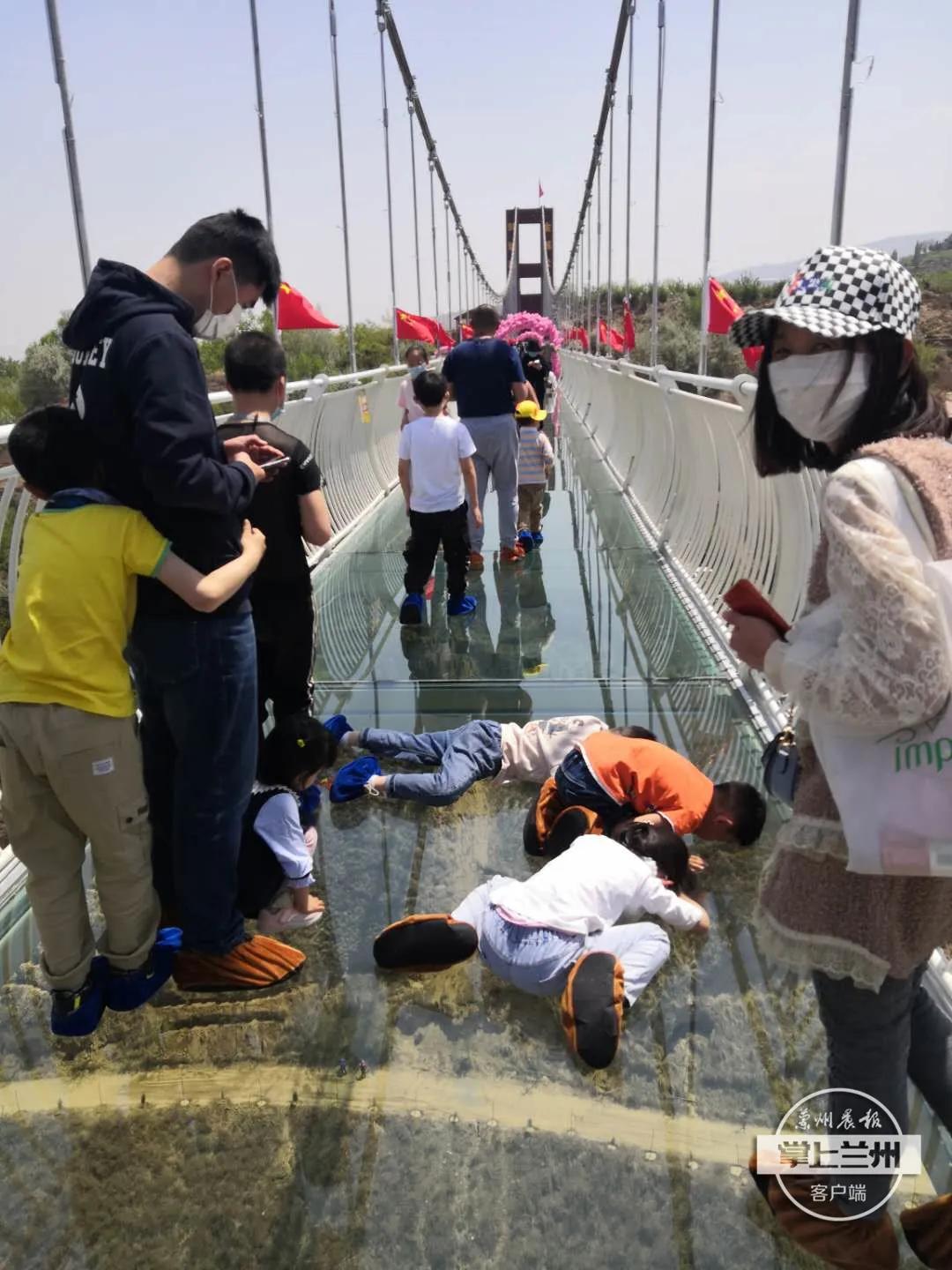 兰州黄河铁桥玻璃栈道,甘肃平凉最长的玻璃桥