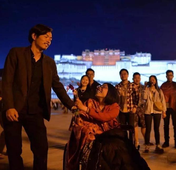 小伙身揣200带绝症女友旅游,揣着200块带着绝症女友旅行