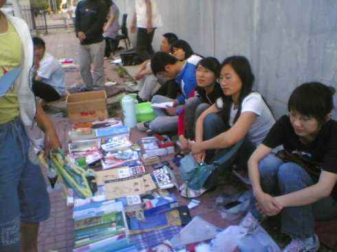 新手摆地摊什么最好卖最赚钱,摆地摊每天能挣1000多地摊经济