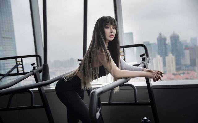 姜黎明和宋昱欣，谁的身材更胜一筹？“臀神”的称号，花落谁家