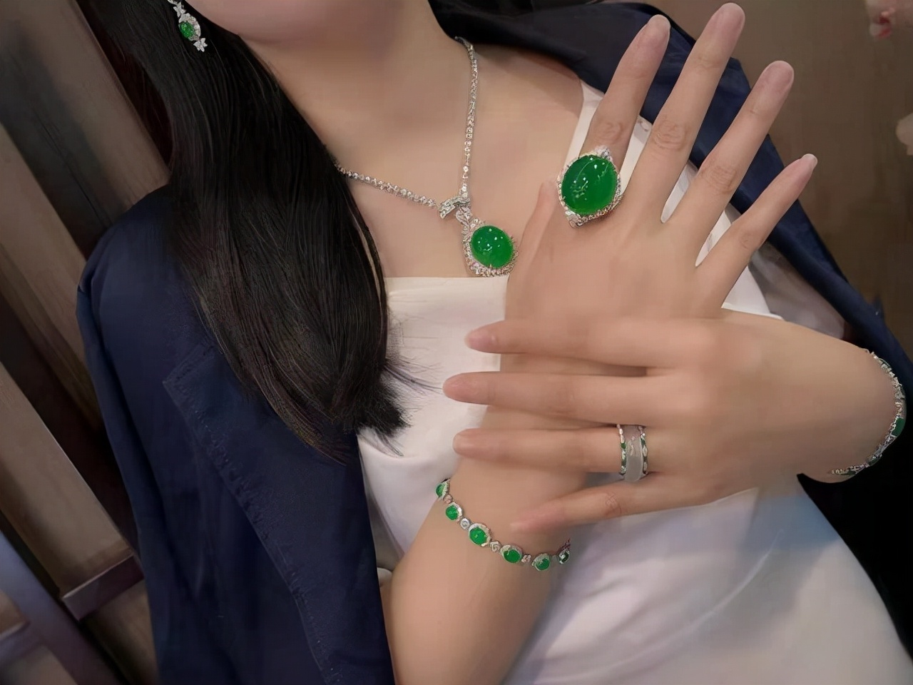 翡翠和和田玉哪个更好有什么区别,缅甸翡翠和玉的区别