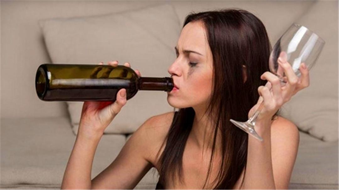 吃海鲜喝白酒为什么容易呕吐,喝了白酒头疼恶心呕吐怎么办