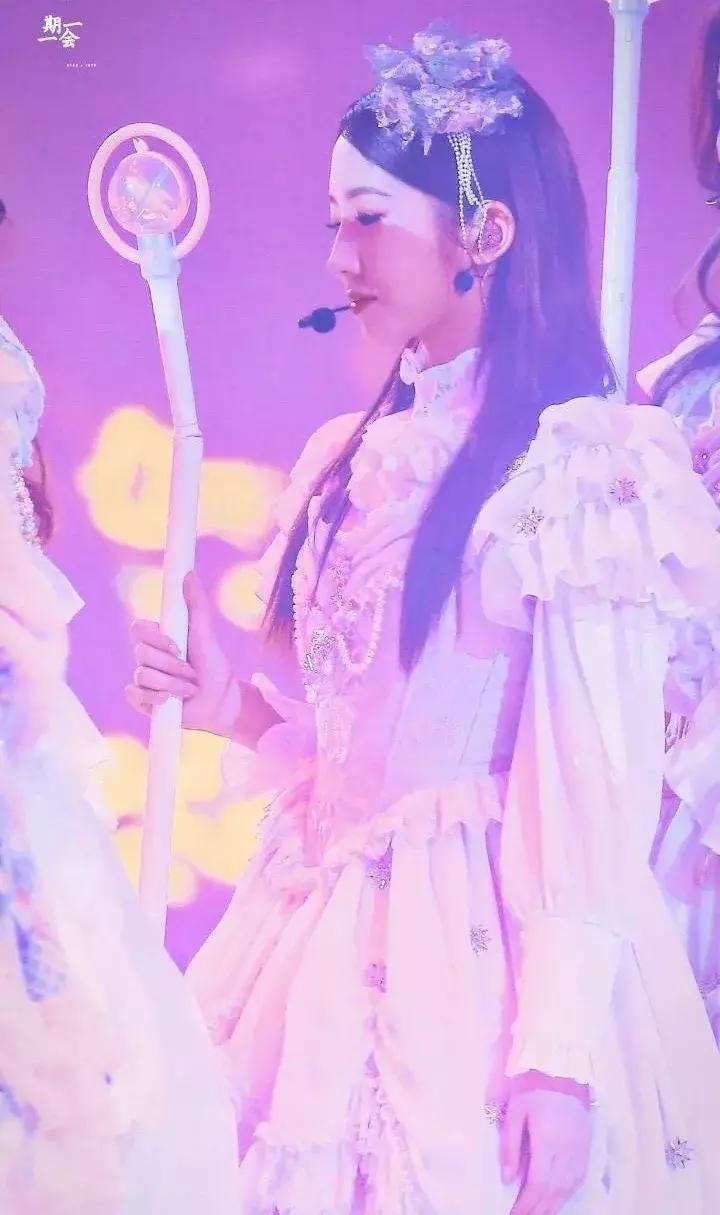 火箭少女炸裂舞台,火箭少女出道夜首秀