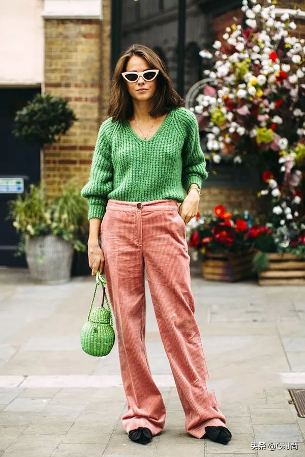 慵懒风外穿v领毛衣搭高领打底,冬季毛衣宽松慵懒风v领内穿