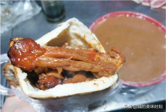 河南豪爽大姐摆摊卖小吃,河南小伙摆摊卖小吃12元一份