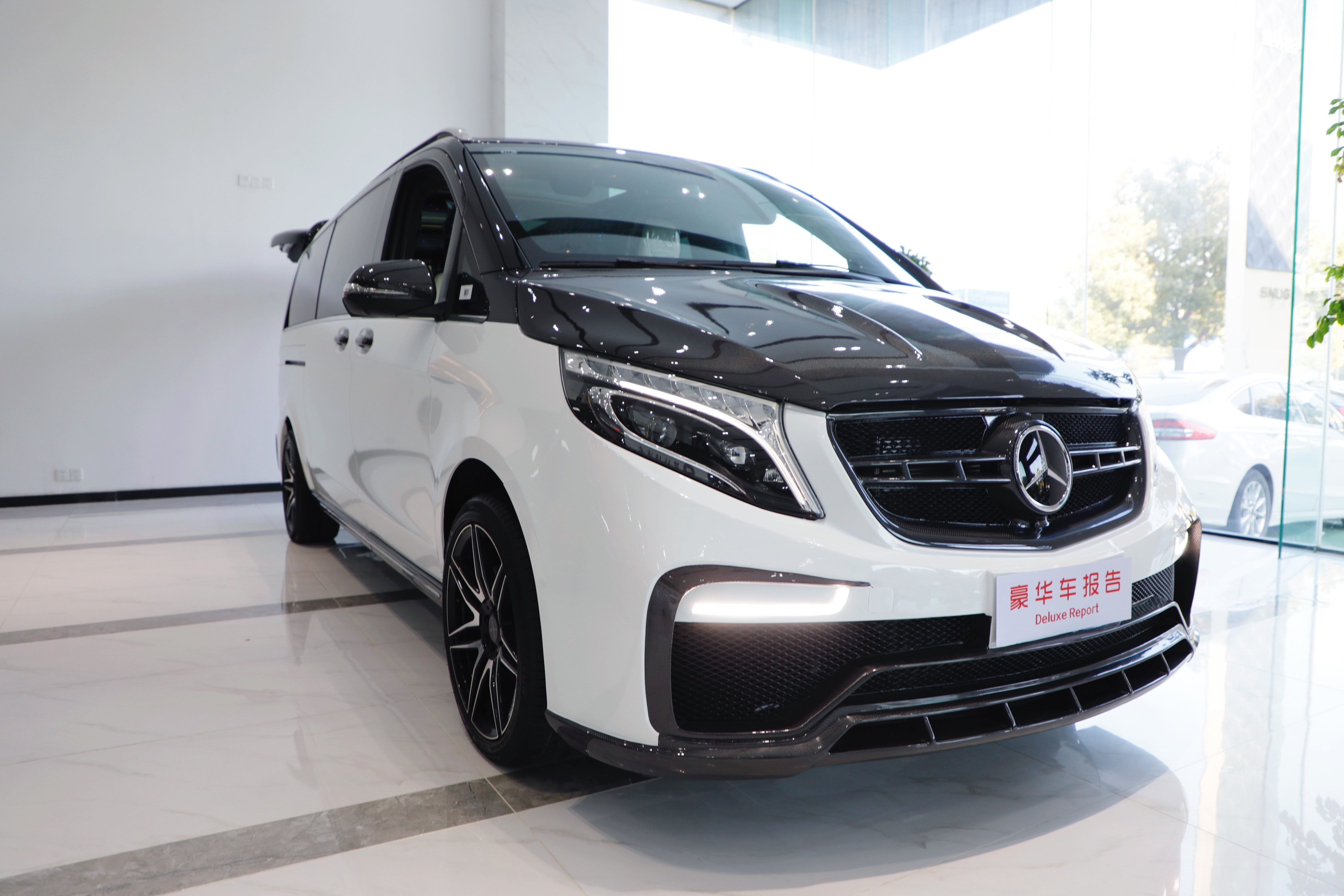 从简约到惊艳，奔驰V级商务车巅峰对决，同样的价格你会选谁？