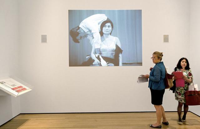 她跪于剪刀前，任由观众剪碎她身上的衣服，期间无一人停手