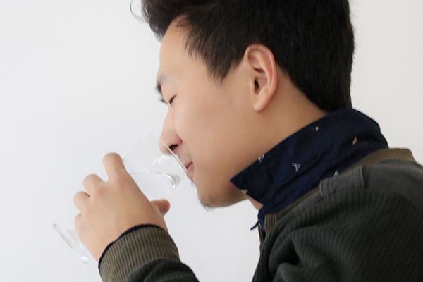 手脚有轻微的发麻怎么缓解,头发麻手脚发麻一整天是怎么回事