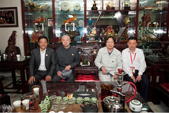 记者拍下照片，方知他是主席外孙，在亚运村当服务员拒绝组织帮助