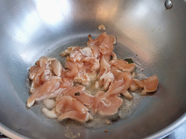 这道菜要常吃美容养颜少女感满满,女生必备的补血养颜的菜